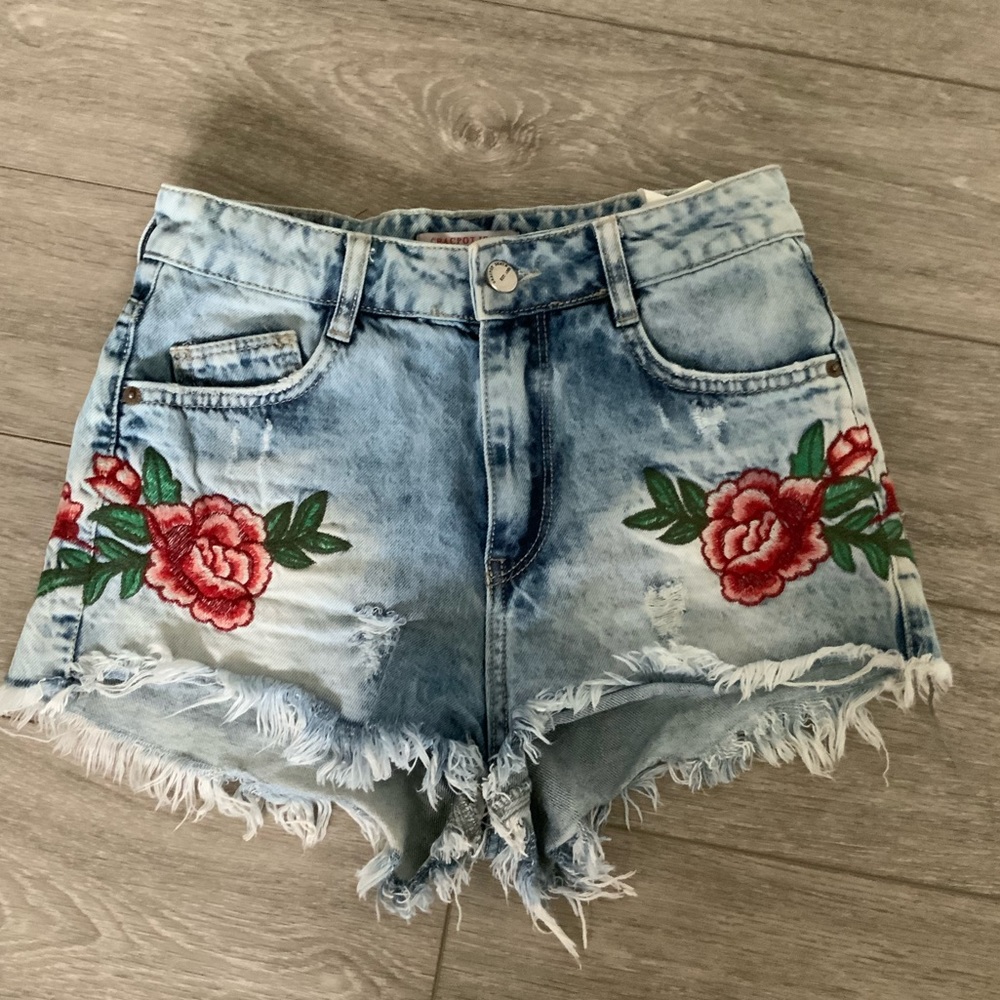 Jean shorts with flower prints